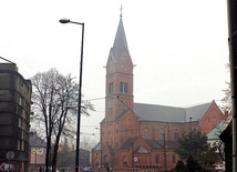 Świątynia położona jest przy głównej ulicy Bobrka.