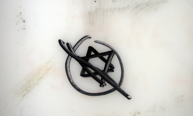 85 proc. Francuzów wyznających judaizm uważa, że antysemityzm jest powszechnym zjawiskiem