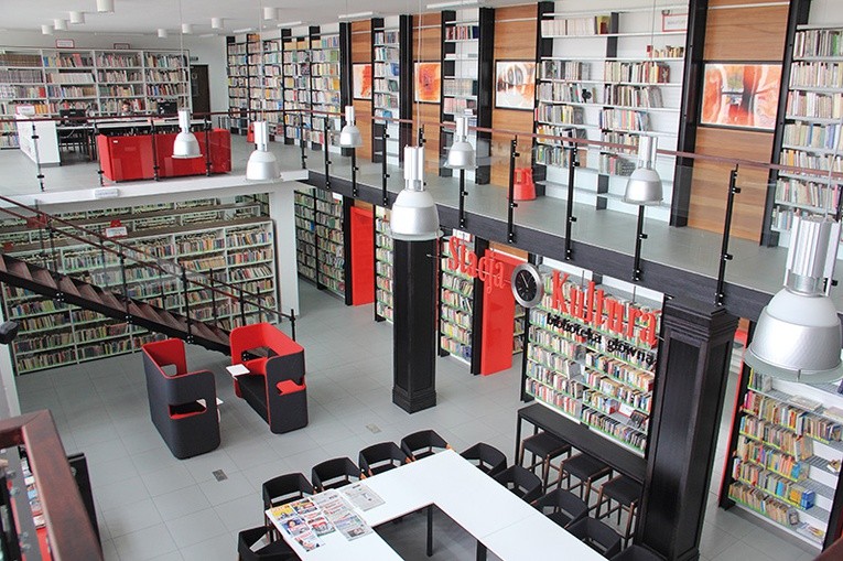 Stacja Kultura – główna siedziba Miejskiej Biblioteki Publicznej w Rumi – mieści się… na dworcu kolejowym.