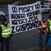 Rolnicy protestują z transparentami, flagami Polski i okrzykami: "Chemy żyć!"