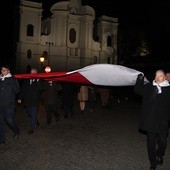 Flagę nieśli członkowie Solidarności oraz młodzież z "Pijarskiej"