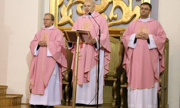 Eucharystię celebrowali (od lewej) ks. Adam Maj COr, ks. Stanisław Łabendowicz i ks. Wojciech Wojtyła