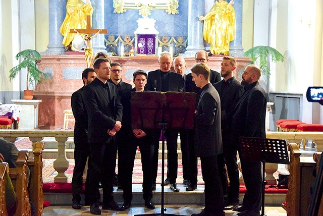 ▲	Artyści podczas występu w warszawskim kościele.