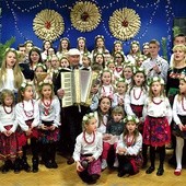 ▼	Podczas wigilijnego spotkania Guzowianki z Kapelą Bursów dały koncert.