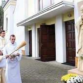Rzeźbę Jana Pawła II poświęcił w czasie odpustu ks. dr Adam Sroka z WSD w Tarnowie.