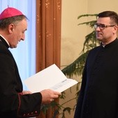 Bp Jeż wręcza nominację ks. Wojciechowi Wernerowi, proboszczowi par. Miłosierdzia Bożego w Brzesku