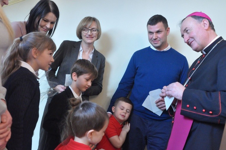 Dzieci ze szkoły katolickiej sióstr Sacre Coeur w Tarnowie składają życzenia