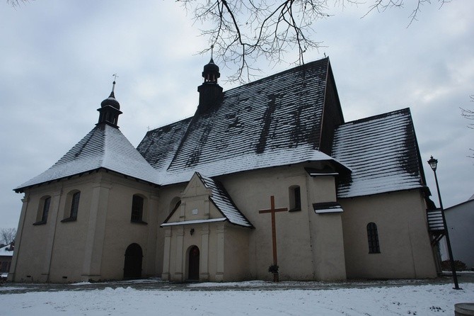 Zabytkowy kościół w Sadowie z odkrytymi freskami
