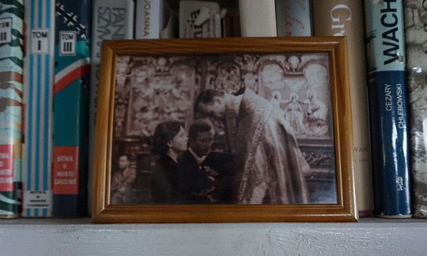 Zdjęcie ślubne - młodzi oraz ks. Karol Wojtyła