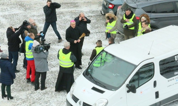 Bp Mieczysław Cisło poświęcił samochód udostępniany wolontariuszom