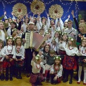 Podczas wigilijnego spotkania Guzowianki z Kapelą Bursów dały koncert kolęd i pastorałek