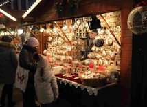 Katowice. Bożonarodzeniowy Jarmark na rynku tętni życiem