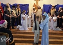 W końcowej scenie widać wszystkich bohaterów, w tym 12-letniego Jezusa, który poznał historię swoich narodzin