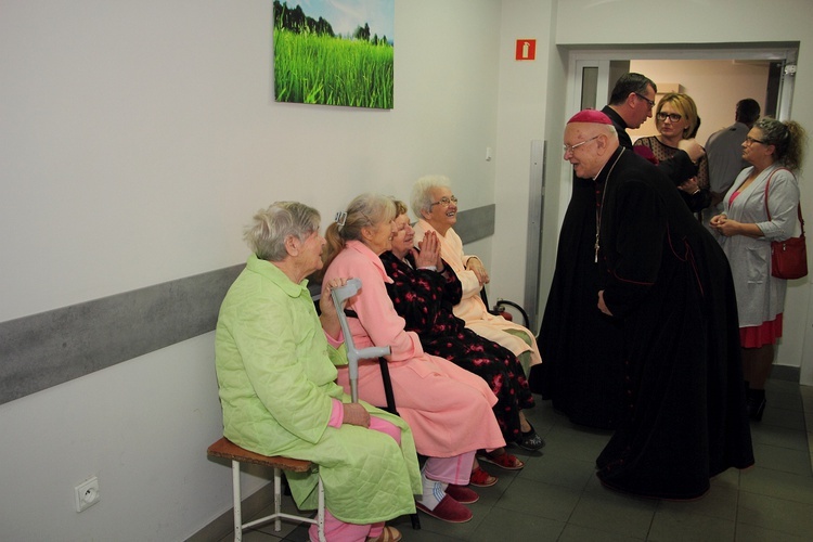 Wprowadzenie relikwii świętych i błogosławionych do kaplicy szpitala w Głownie