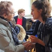 Licealiści COR gościli seniorów z Domu Opieki "Soar" na swoim spotkaniu wigilijnym