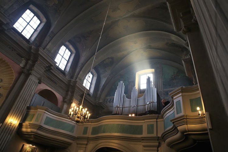 Konsekracja ołtarza w kościele św. Piotra w Lublinie