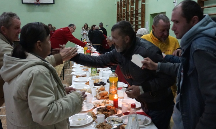 Pierwsza Wigilia Caritas dla ubogich i samotnych w Bielawie