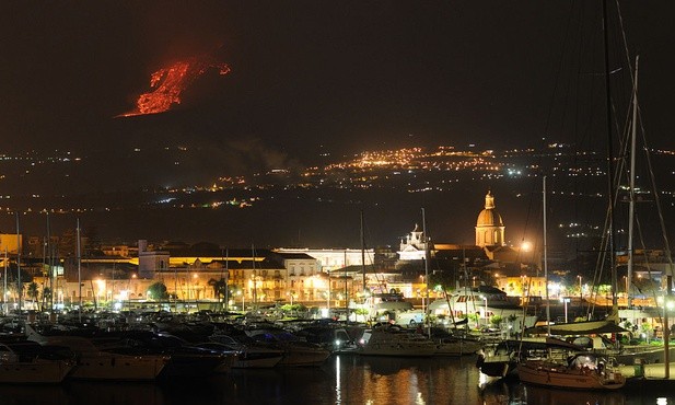 Etna wciąż straszy. Rośnie bilans szkód