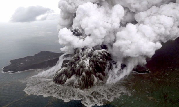 Indonezja zakazała lotów w rejonie wulkanu Anak Krakatau