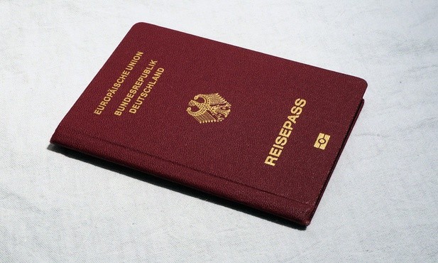 "Bild": Migranci handlują paszportami