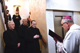 Biskup pobłogosławił oddaną niedawno do użytku część domu.