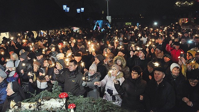 ▲	Wspólny śpiew bożonarodzeniowy to najważniejsze wydarzenie przy żłóbku.