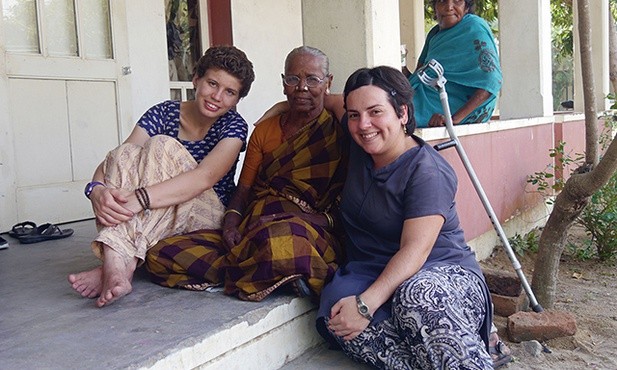 Opolska wolontariuszka (z lewej) w leprozorium w Indiach.