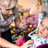 Zuzia jest pełna radości, a jej mama i tata – nadziei i walczą o córkę bez wytchnienia.