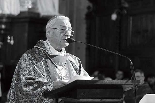Sakrę biskupią przyjął z rąk Jana Pawła II.