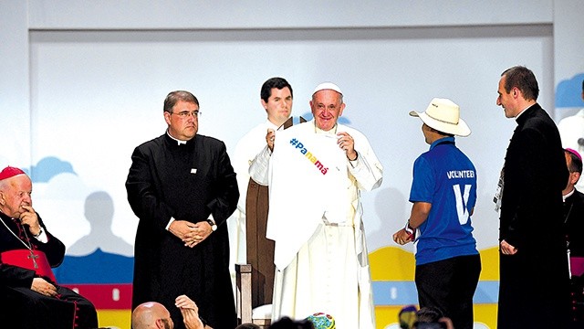 Podczas pożegnalnego spotkania w Tauron Arenie papież dostał od młodych panamską koszulkę.