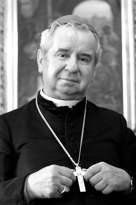 Kapłan sakrę biskupią otrzymał 16 kwietnia 1988 roku.