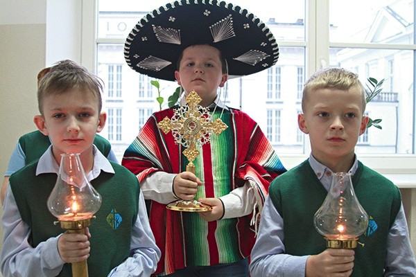 ▲	Święte szczątki młodego meksykańskiego męczennika tuż przed świętami Bożego Narodzenia odwiedziły Szkoły Katolickie w Płocku.