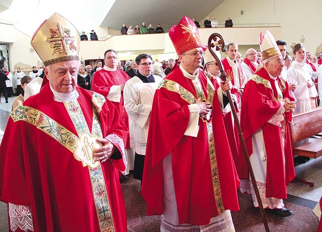 Msza św. na rozpoczęcie sesji inauguracyjnej synodu 17 marca 2018 r. w kościele pw. Ducha Świętego w Zielonej Górze. W środku biskup zielonogórsko-gorzowski.