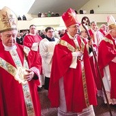 Msza św. na rozpoczęcie sesji inauguracyjnej synodu 17 marca 2018 r. w kościele pw. Ducha Świętego w Zielonej Górze. W środku biskup zielonogórsko-gorzowski.
