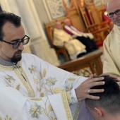 Ks. Igor Małysz ma tak samo ważne święcenia kapłańskie, jak księża rzymskokatoliccy. Koncelebruje podczas liturgii rzymskokatolickiej w szatach liturgicznych swego obrządku  (na zdjęciu podczas udzielania święceń kapłańskich). Zgodnie z przepisami nie może jej jednak przewodniczyć.