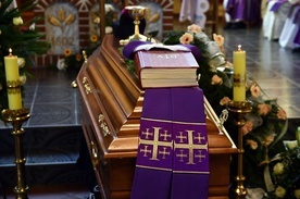Żegnając zmarłych duchownych, kładzie się na ich trumnie atrybuty kapłaństwa - kielich i stułę