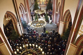 Podczas Eucharystii w katedrze panowała przejmująca atmosfera. Wielu ludzi zgromadziło się także wokół świątyni.