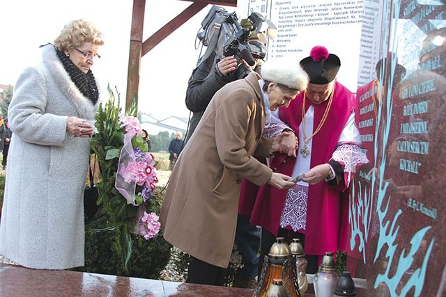 ▲	Poświęcony na początku grudnia 2018 r. symboliczny grób-pomnik w Działdowie, gdzie złożono ziemię z miejsc męczeństwa.
