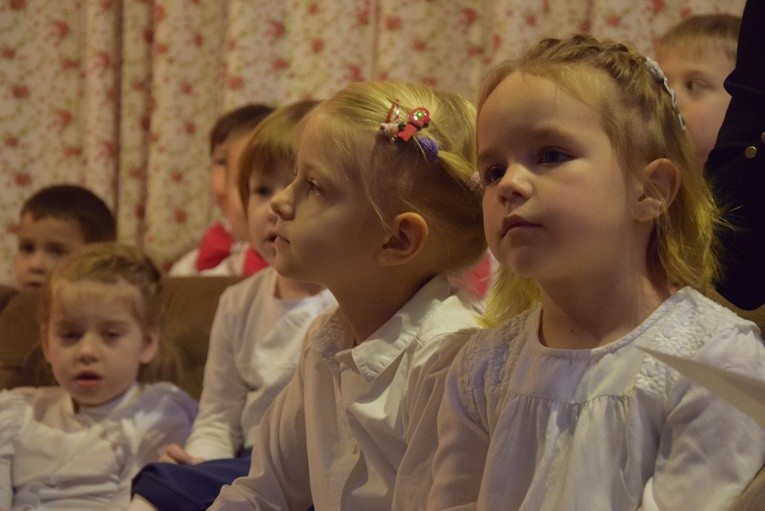 Kolędowanie z babcią i dziadkiem w sochaczewskim przedszkolu