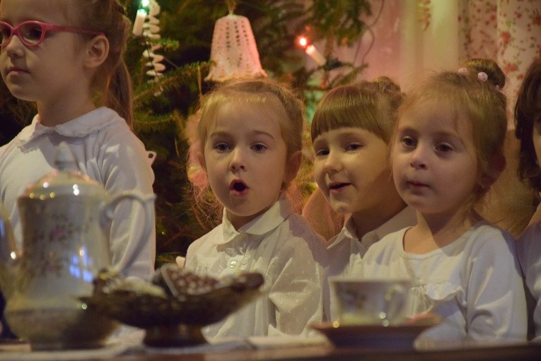 Kolędowanie z babcią i dziadkiem w sochaczewskim przedszkolu