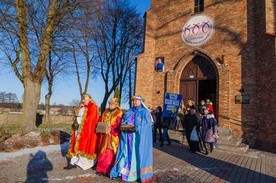 Trzej Królowie przed kościołem parafialnym