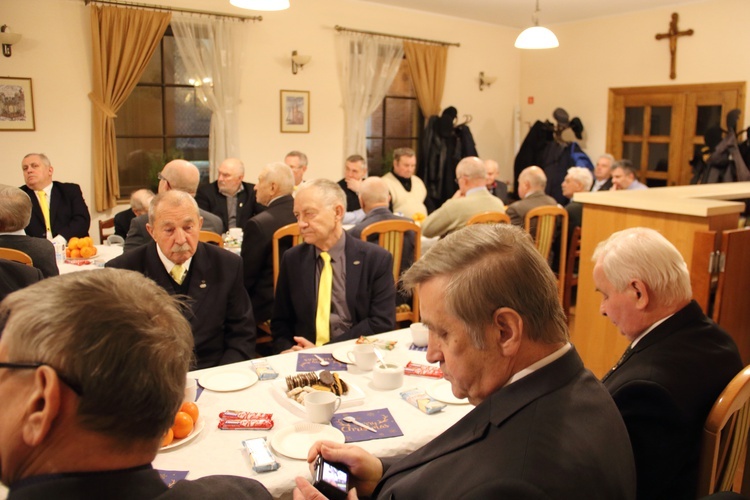 Mężczyźni z kościelnej służby na spotkaniu opłatkowym