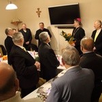 Mężczyźni z kościelnej służby na spotkaniu opłatkowym