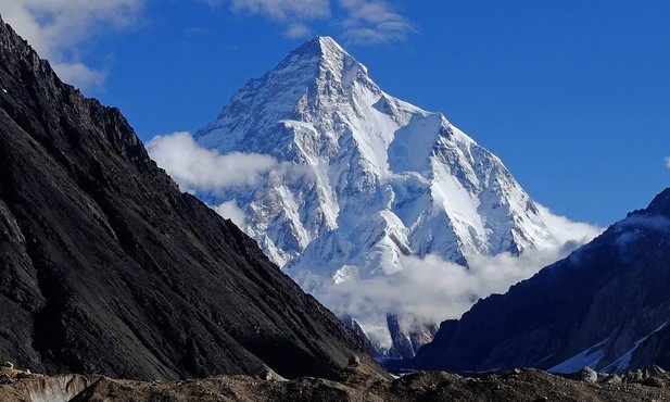 Rosjanie walczą o pierwsze zimowe wejście na K2. Ich lider - pewny siebie i nieustępliwy