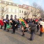 Polonez maturzystów na Starym Rynku w Łowiczu