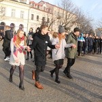 Polonez maturzystów na Starym Rynku w Łowiczu