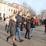Polonez maturzystów na Starym Rynku w Łowiczu
