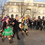 Polonez maturzystów na Starym Rynku w Łowiczu