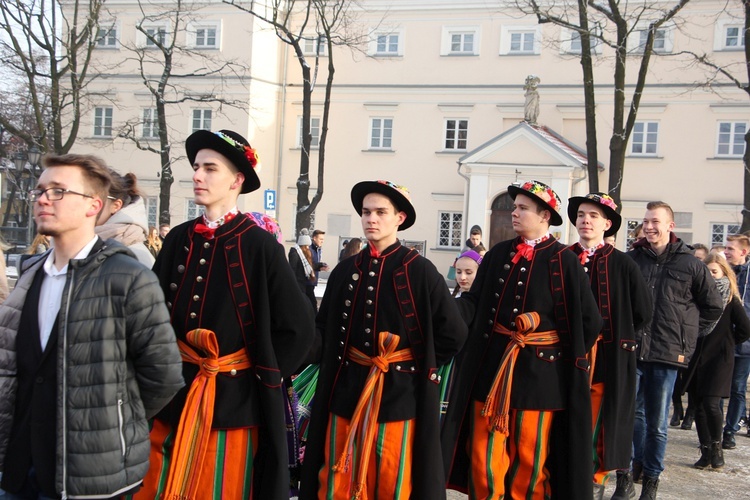 Polonez maturzystów na Starym Rynku w Łowiczu