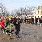 Polonez maturzystów na Starym Rynku w Łowiczu